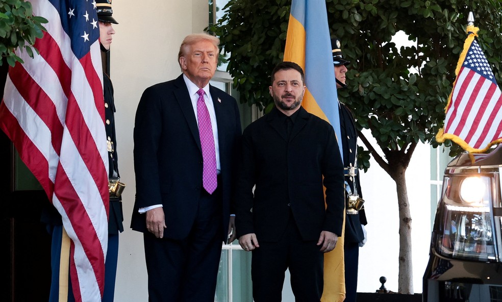 Zelensky com seu paletó sem gravata ao lado de Trump — Foto: REUTERS/Jonathan Ernst