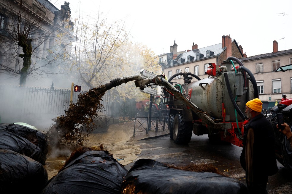 Em protesto contra acordo com o Mercosul, agricultores jogam estrume em frente à prefeitura da cidade de Limoges, na França. — Foto: Reuters