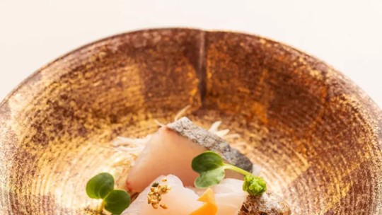 Quanto custa comer nos novos restaurantes brasileiros premiados pelo Guia Michelin 2025 - Localizadas no Rio de Janeiro e em São Paulo, as quatro novas casas unem sabores do Brasil, França e Japão, mas podem pesar no bolso: a opção mais barata sai por R$ 490 e a mais cara, R$ 1.400.