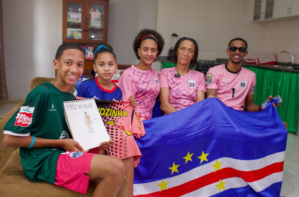Mãe de Vozinha, Ana Cândida Évora (segunda, da direita para a esquerda), com outros familiares do goleiro em sua casa em Mindelo, na ilha de São Vicente, no arquipélago de Cabo Verde, em 16 de junho de 2026. — Foto: REUTERS/Davidson Alves
