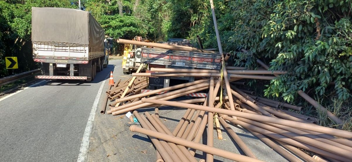 Carga de tubos de PVC cai na Serra das Araras e causa interdição parcial da Via Dutra