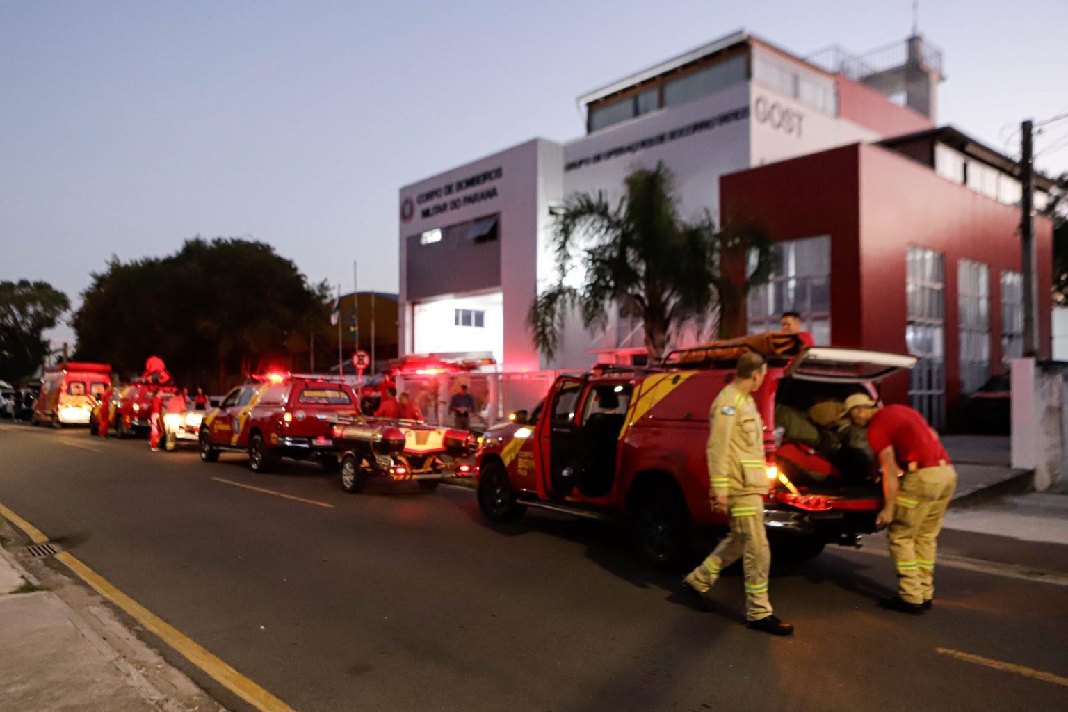 Paraná envia bombeiros e cães para ajudar no resgate de vítimas dos terremotos na Venezuela