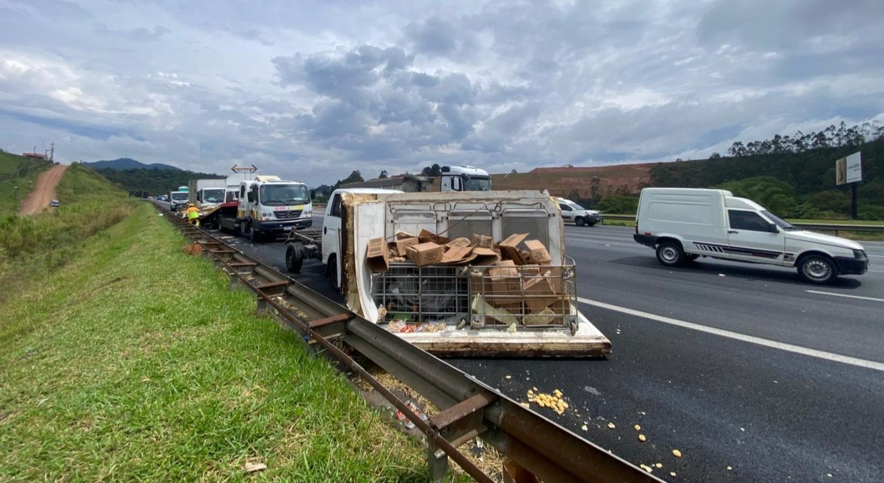 Acidente entre carretas deixa feridos e interdita Rodovia dos Bandeirantes em Jundiaí