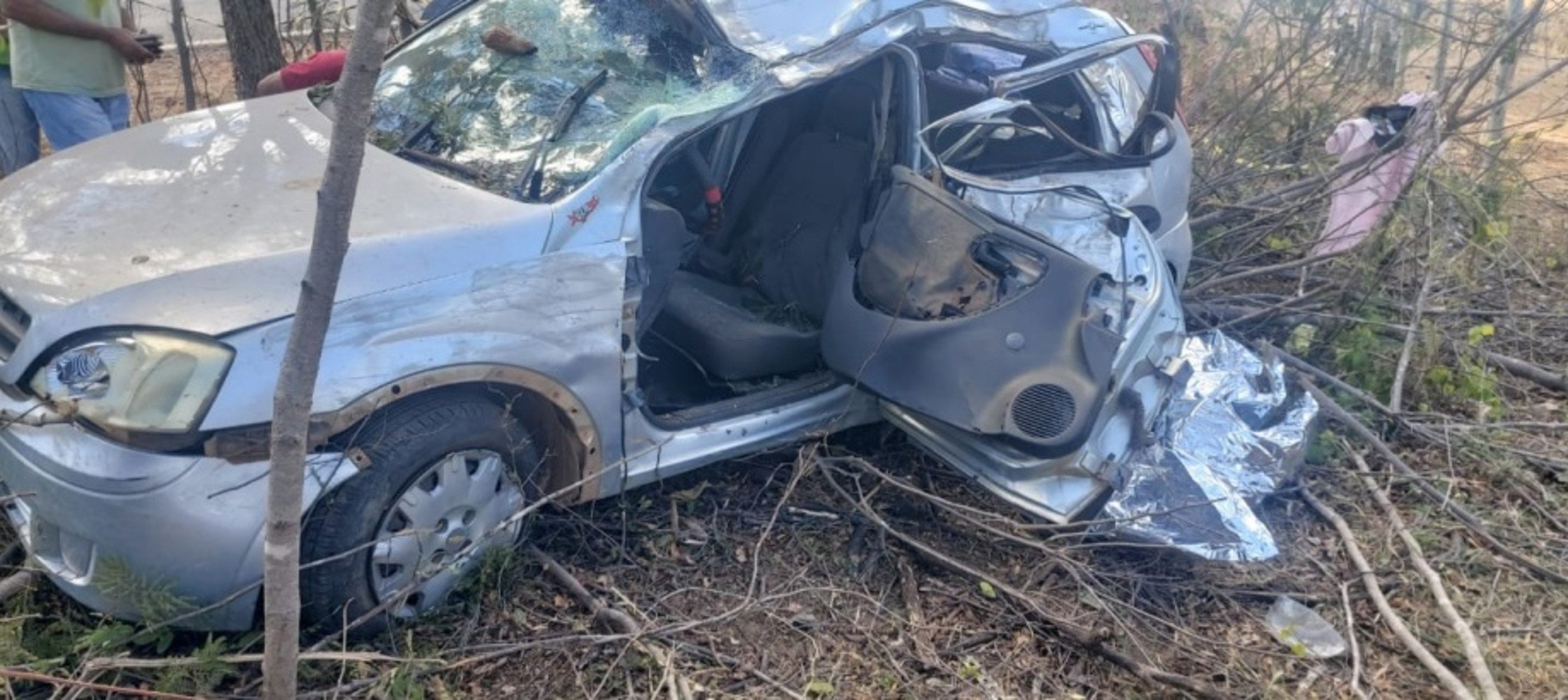 Duas pessoas morrem e duas ficam feridas após carro bater em árvores na MG-892