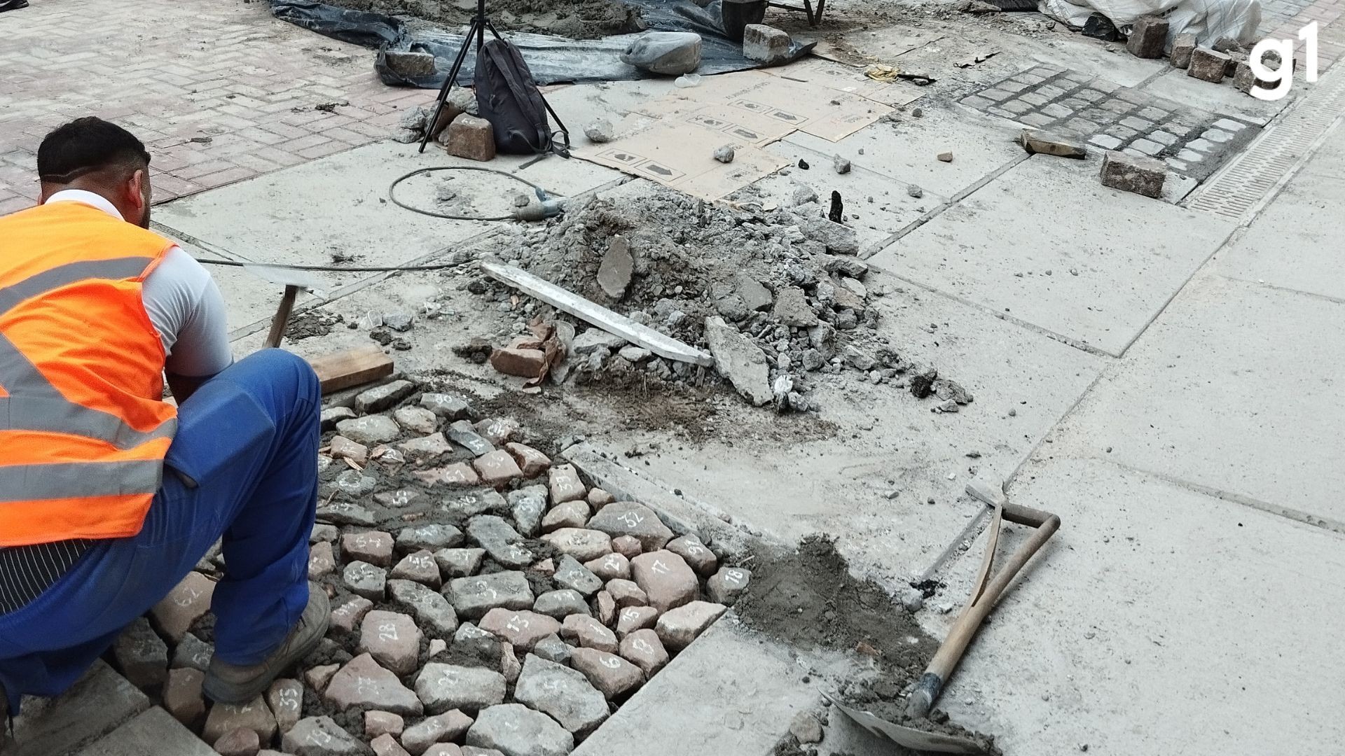 Calçamento antigo é revelado por obra e vira sítio arqueológico aberto no Centro Histórico de Porto Alegre; veja IMAGENS