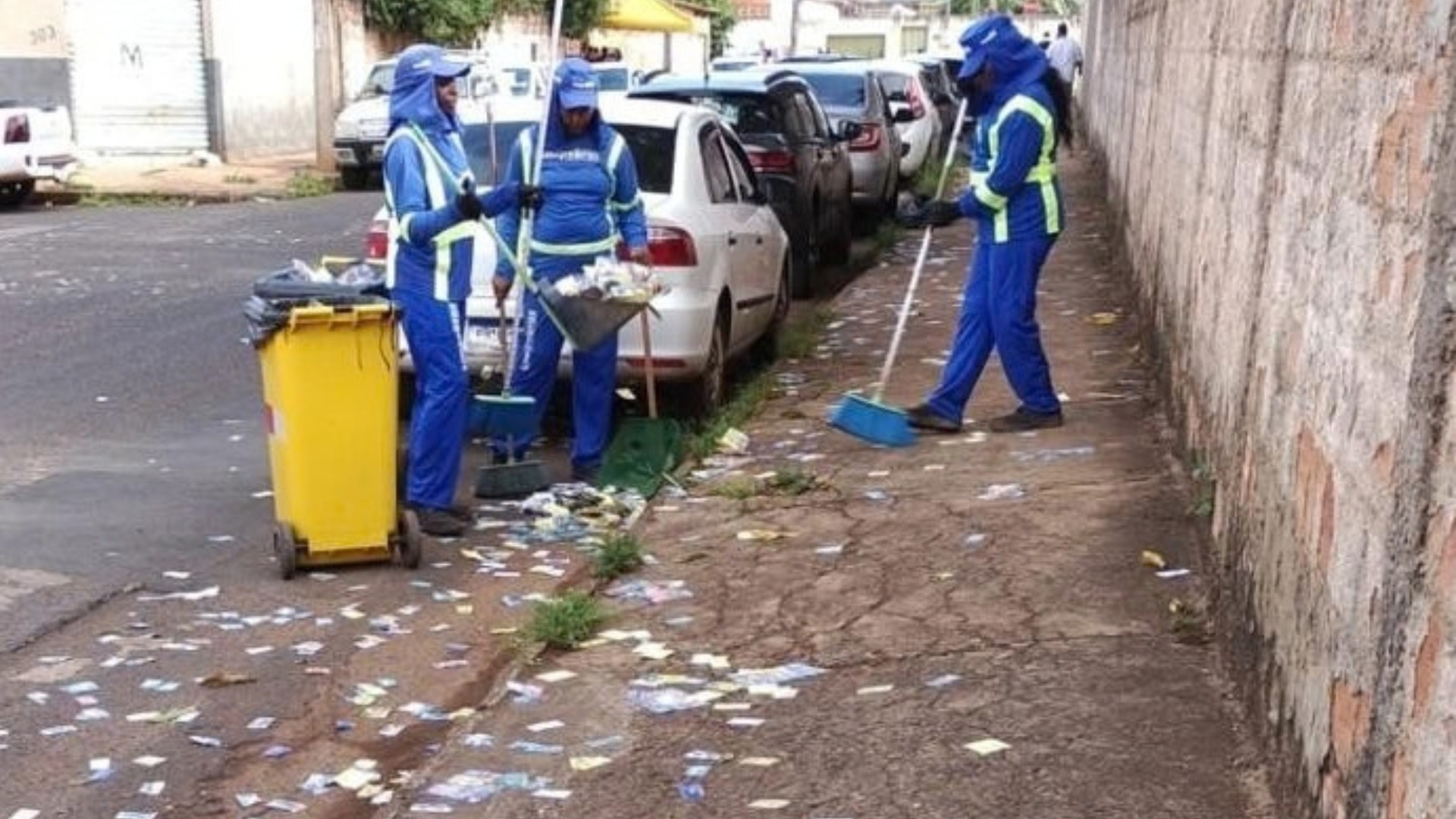 Candidatos deixam 7 toneladas de lixo nas ruas de Uberlândia no primeiro turno das eleições
