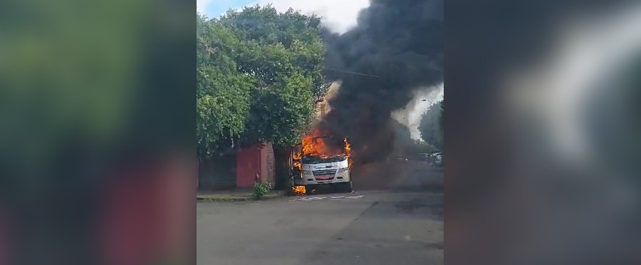 Micro-ônibus pega fogo e mobiliza brigada de incêndio em Guararapes; ninguém se feriu