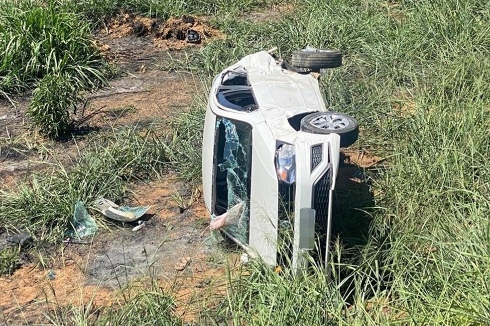 Carro também caiu em ribanceira na BR-116, em Muriaé  — Foto: Rádio Muriaé/Reprodução