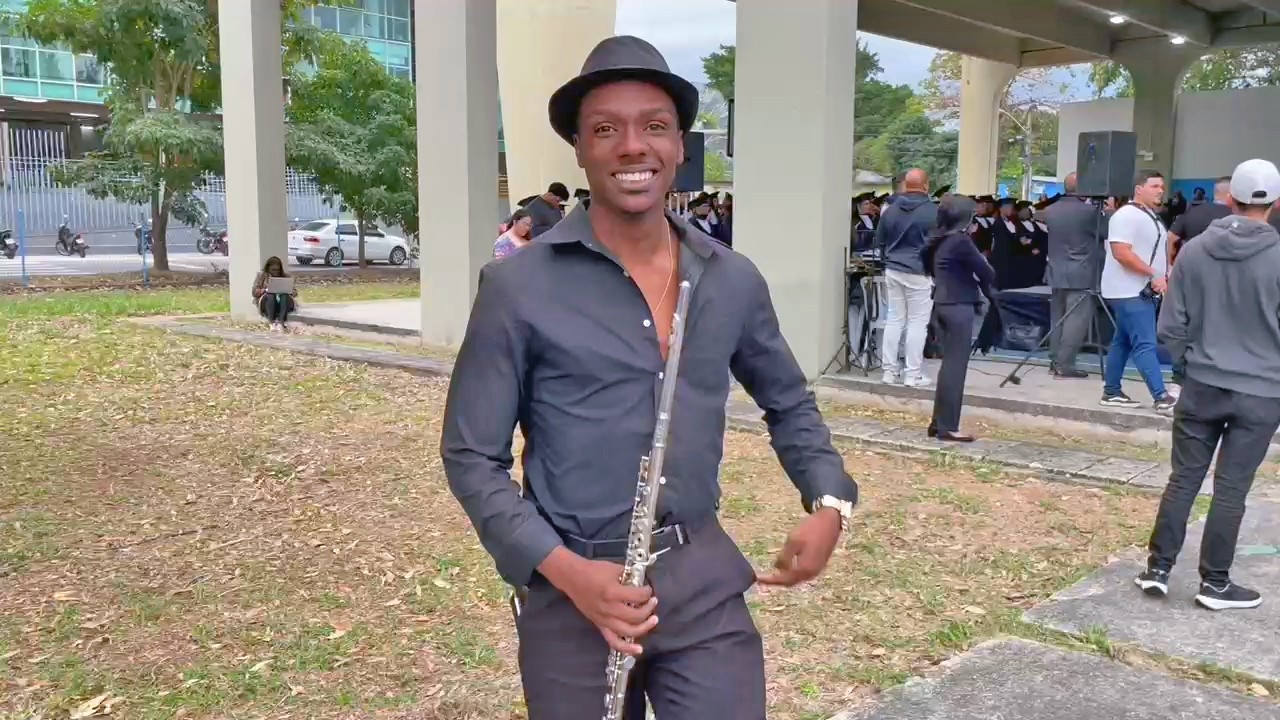 Morador de comunidade, flautista de escola pública do Rio ganha bolsa integral em universidade dos EUA