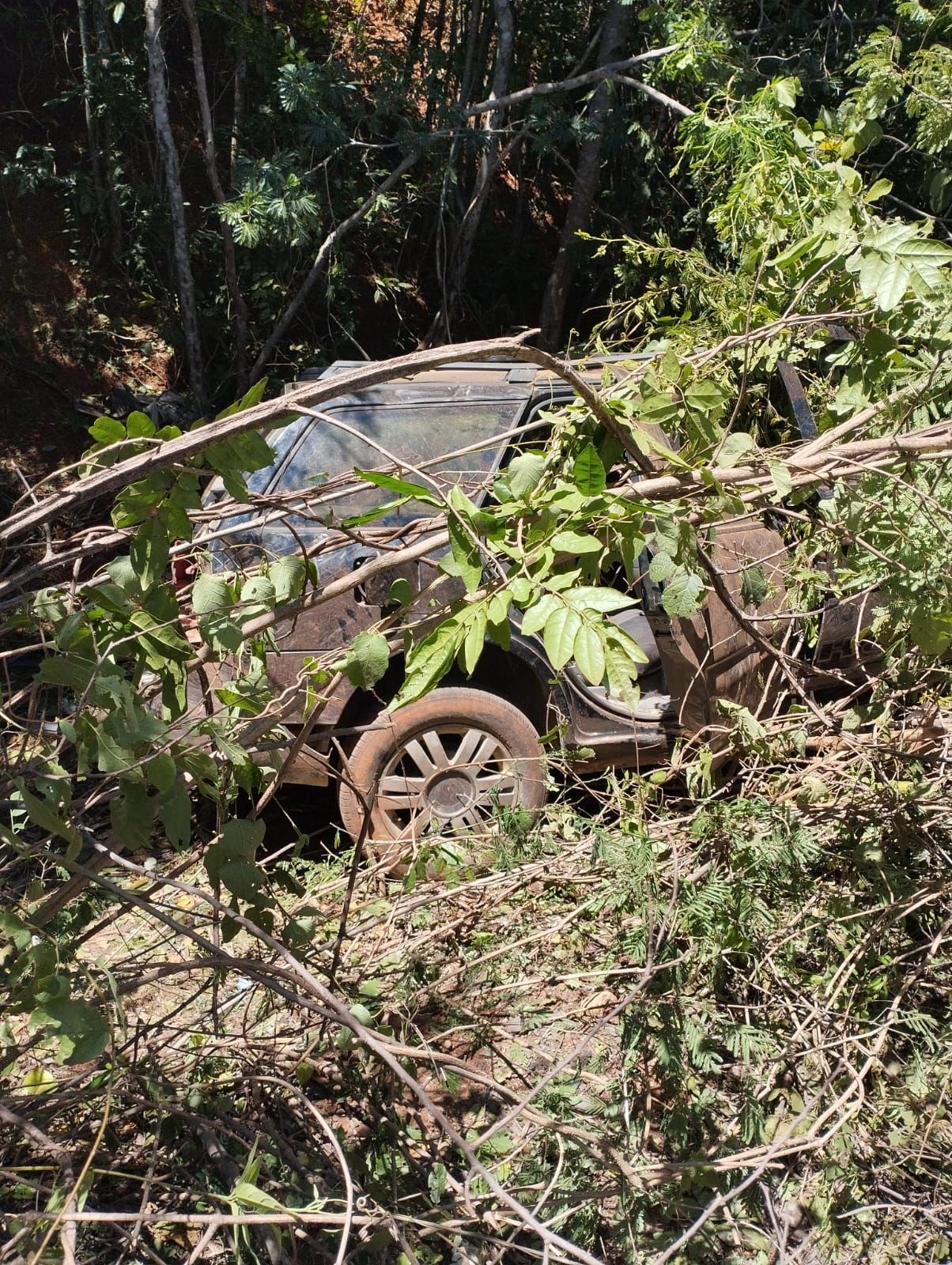 Carro que seguia da BA para Curvelo capota e deixa três feridos na MGC-122