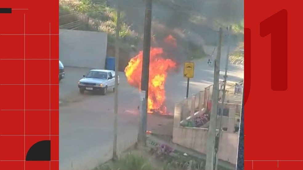 Homem ateou fogo na própria moto durante fiscalização de trânsito em Domingos Martins, na Região Serrana do Espírito Santo — Foto: Reprodução/Rede social