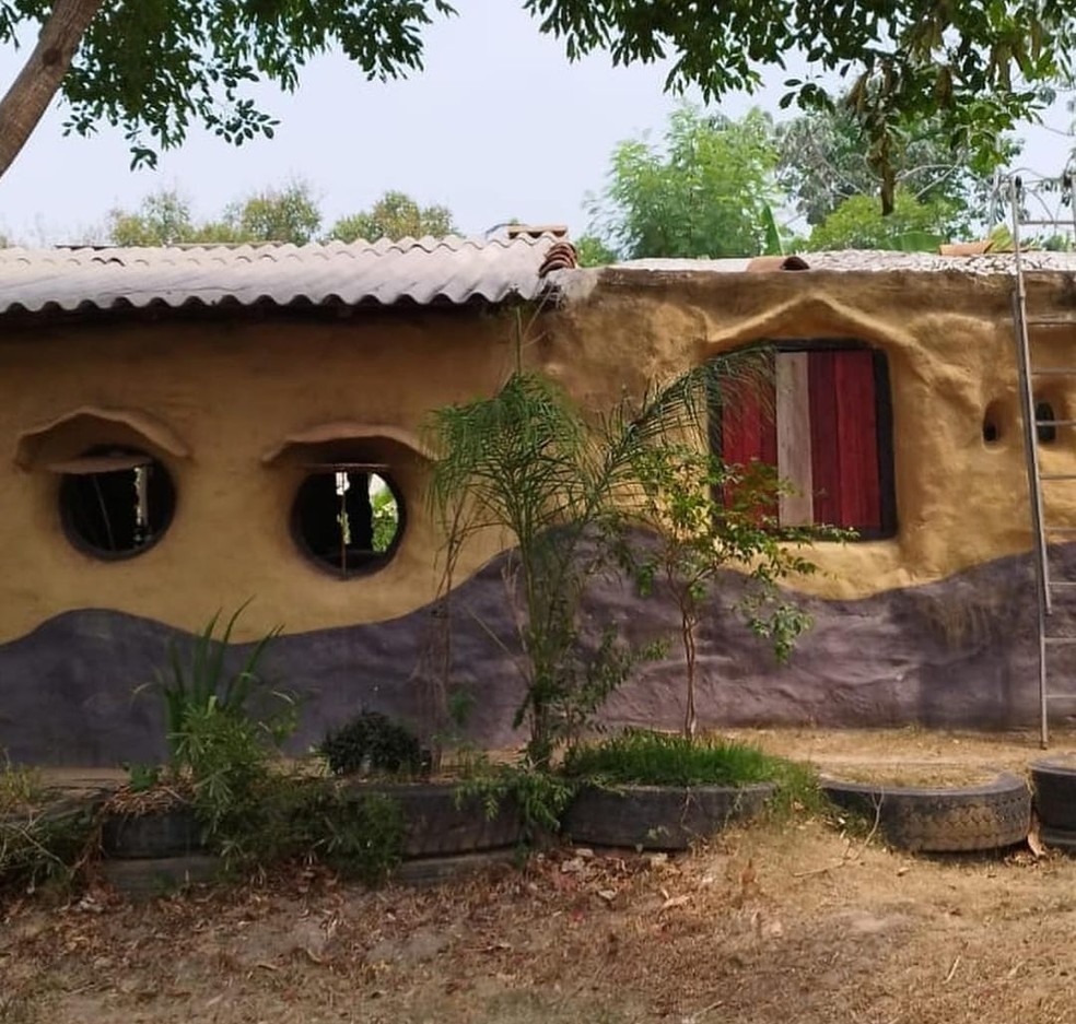 Casa construda com barra e materiais reciclveis  mais fresca  Foto: Divulgao