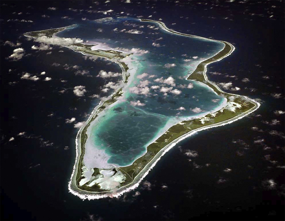 Vista aérea de Diego Garcia, parte de Chagos, território que o Reino Unido retirou das Ilhas Maurício e concordou devolver em 3 de outubro de 2024. — Foto: Marinha dos EUA via AP