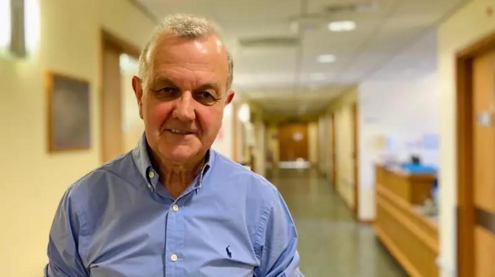 John Isaacs vem trabalhando no tratamento experimental há 20 anos — Foto: BBC