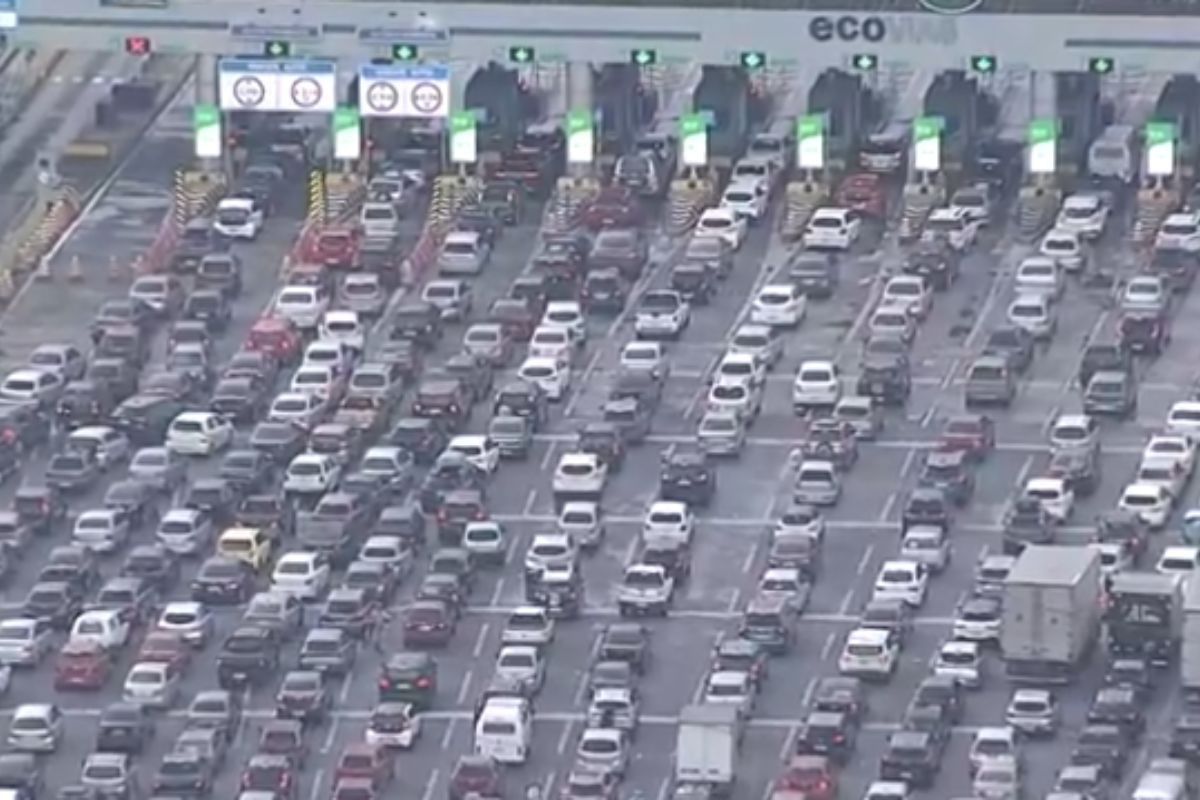 Motoristas encontram rodovias congestionadas em direção ao litoral de SP às vésperas do Réveillon
