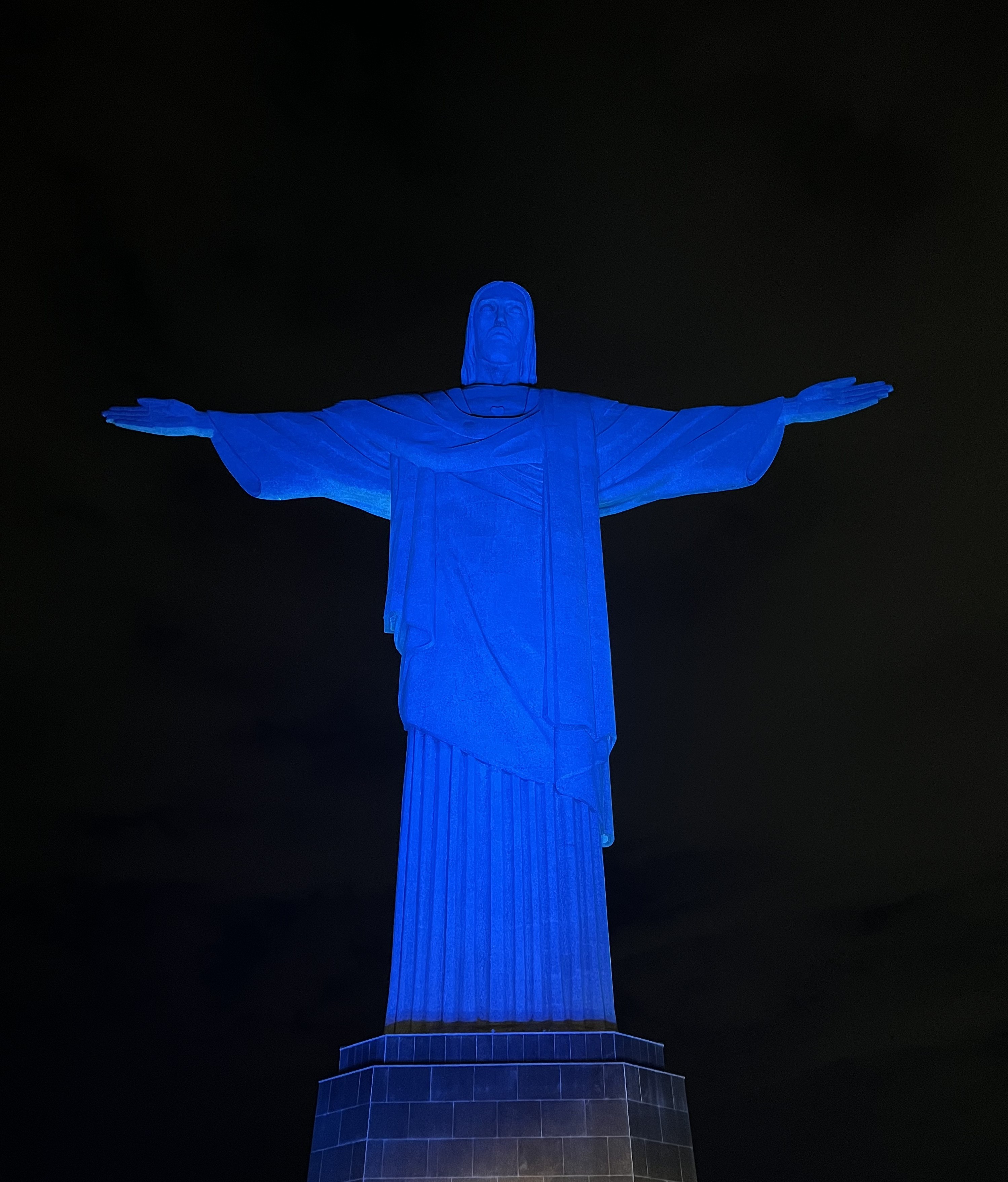 Cristo Redentor é iluminado de azul em homenagem aos 100 de Globo; veja imagens
