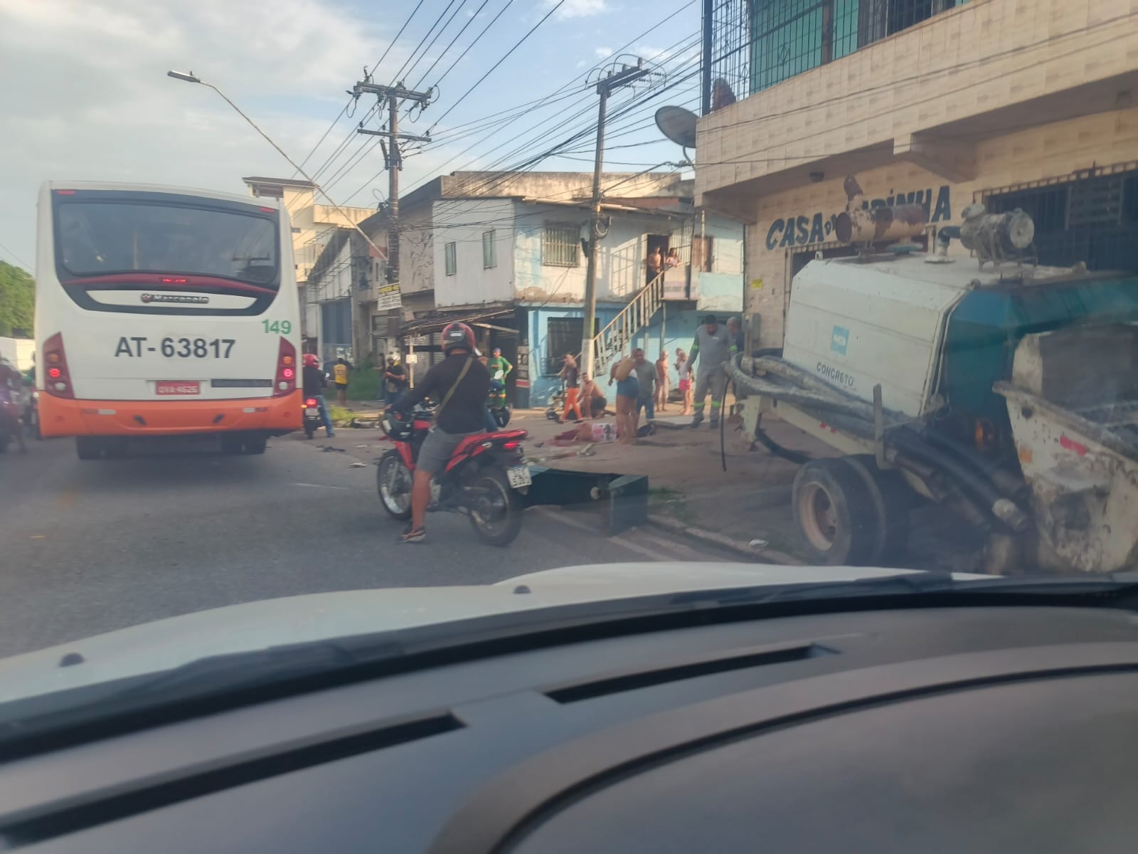 Estrutura se desprende de caminhão e atinge motociclista e passageira na avenida Arthur Bernardes, em Belém