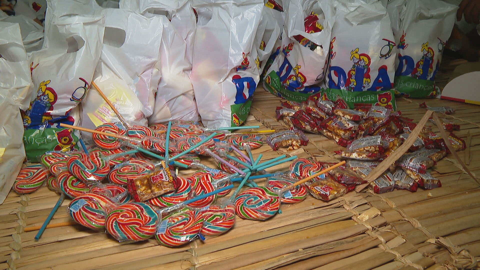 Entenda tradição de dar doces no Dia de Cosme e Damião e conheça o trigêmeo pouco lembrado da festa