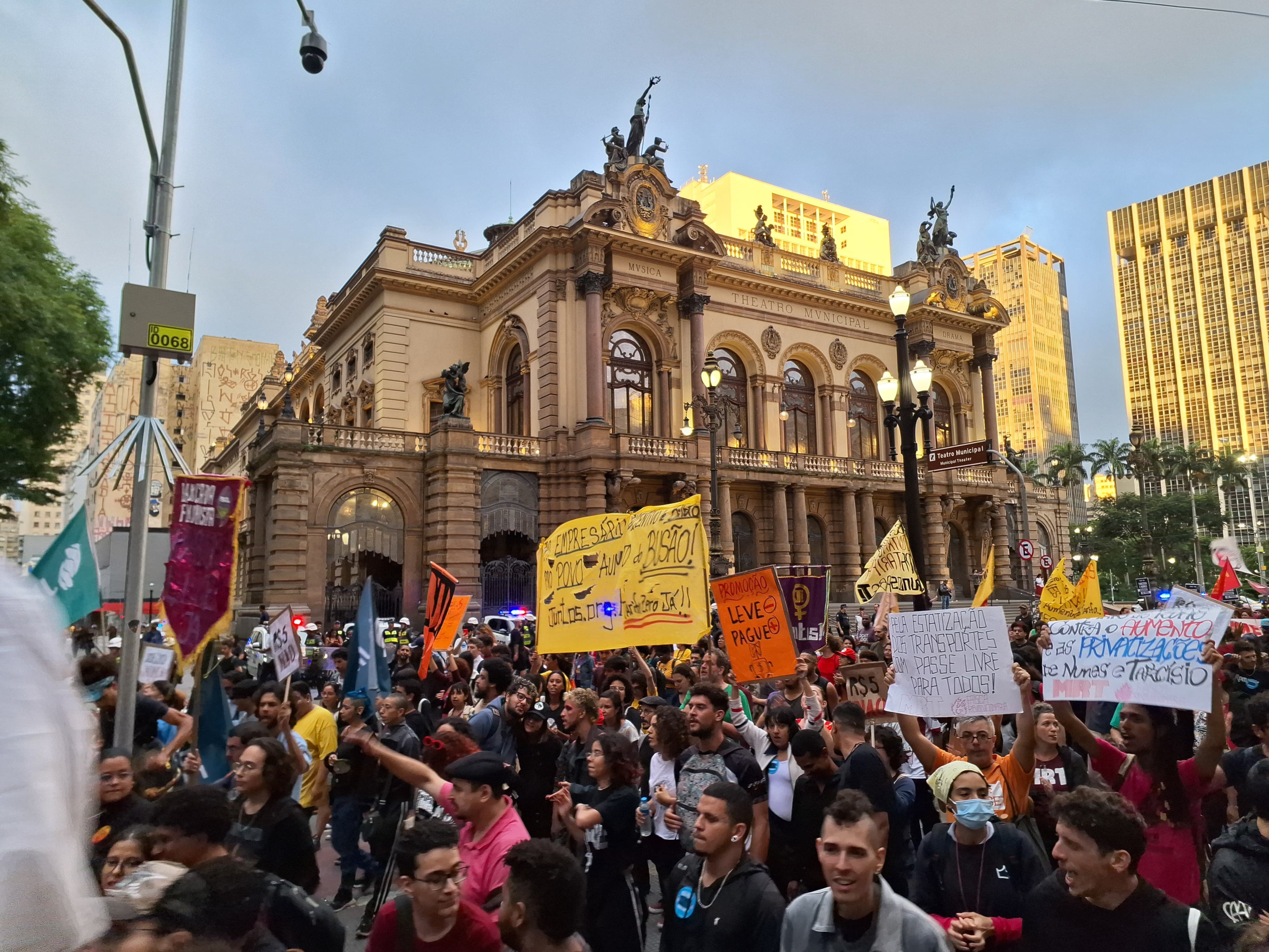 Manifestantes fazem protesto contra aumento da tarifa do transporte público no Viaduto do Chá, no Centro