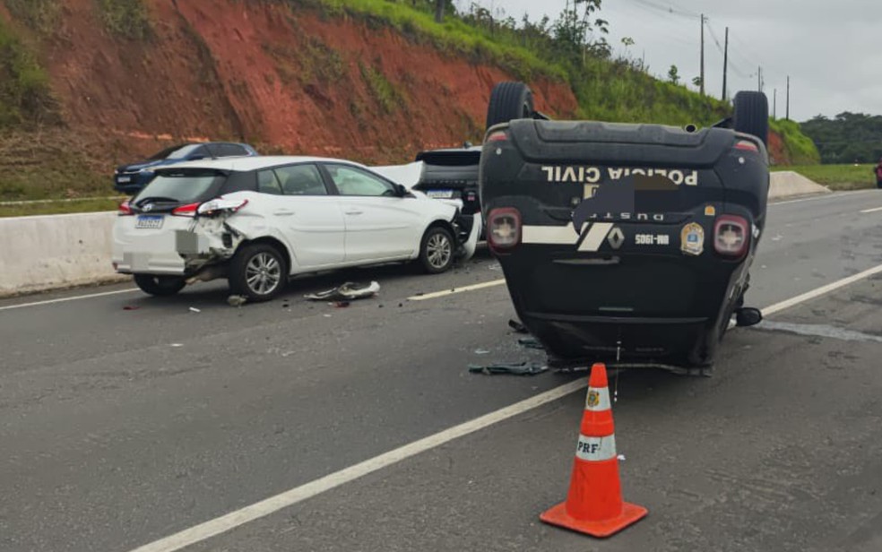 Viatura da Polícia Civil capotou após colidir com carro na BR-232, em Moreno, no Grande Recife — Foto: Reprodução/WhatsApp