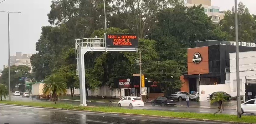 VÍDEO: Chuva causa pontos de alagamento e água invade escola em Uberlândia