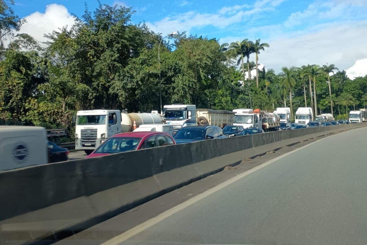 Fila de caminhões para os pátios congestiona rodovias no litoral de SP; greve de caminhoneiros chega ao 2º dia