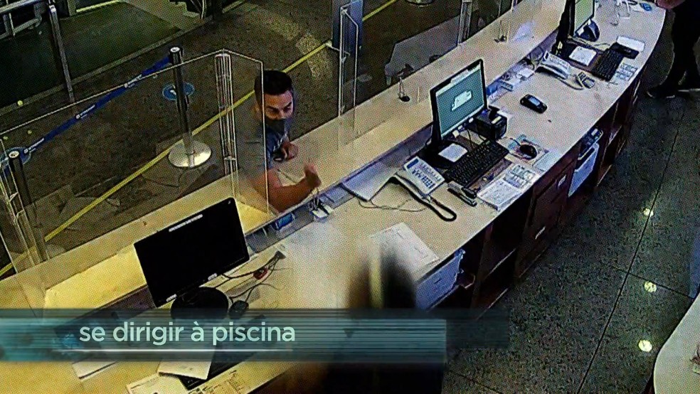 Bruno Cozzolino queria uma toalha no hotel onde estava hospedado e foi orientado a se dirigir à piscina. Revoltado, xingou o recepcionista. — Foto: Reprodução/Fantástico