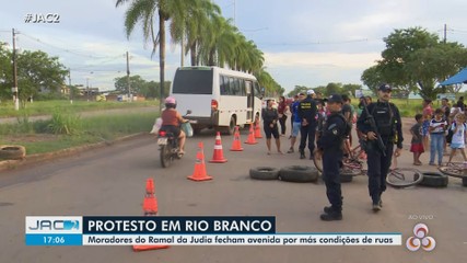 Moradores do Ramal da Judia fecham avenida por más condições de ruas