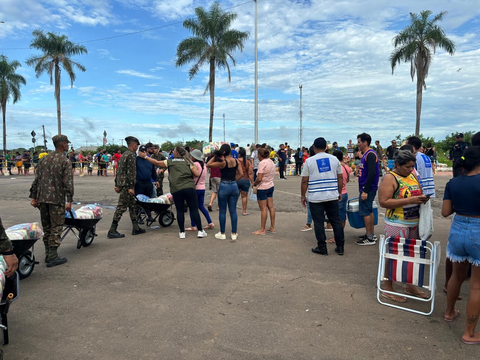 Homens do Exército Brasileiro ajudam na distribuição de cestas básicas — Foto: Júnior Andrade/Rede Amazônica Acre