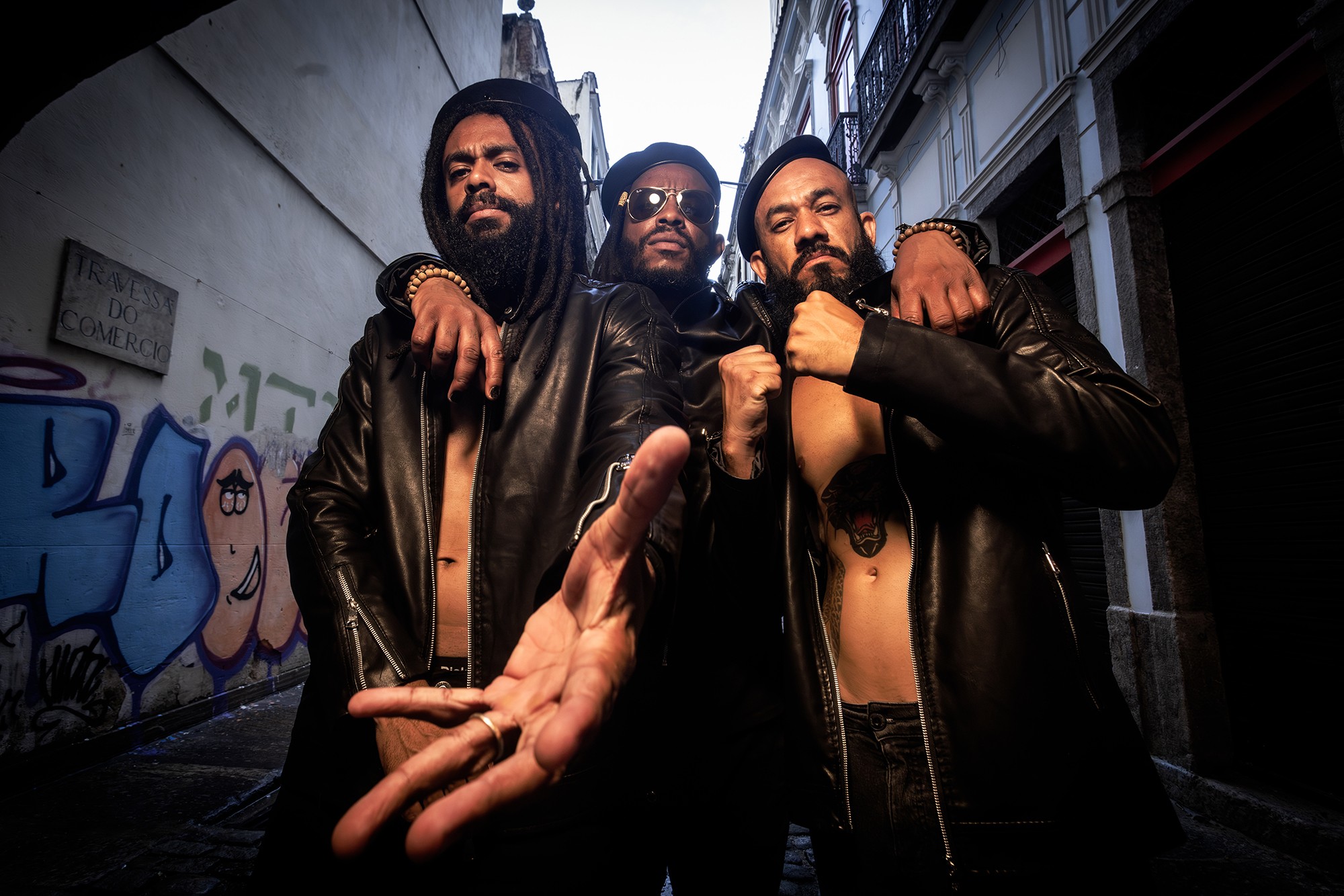 Black Pantera dá tom afro-latino ao rock ativista do trio no disco ‘Perpétuo’