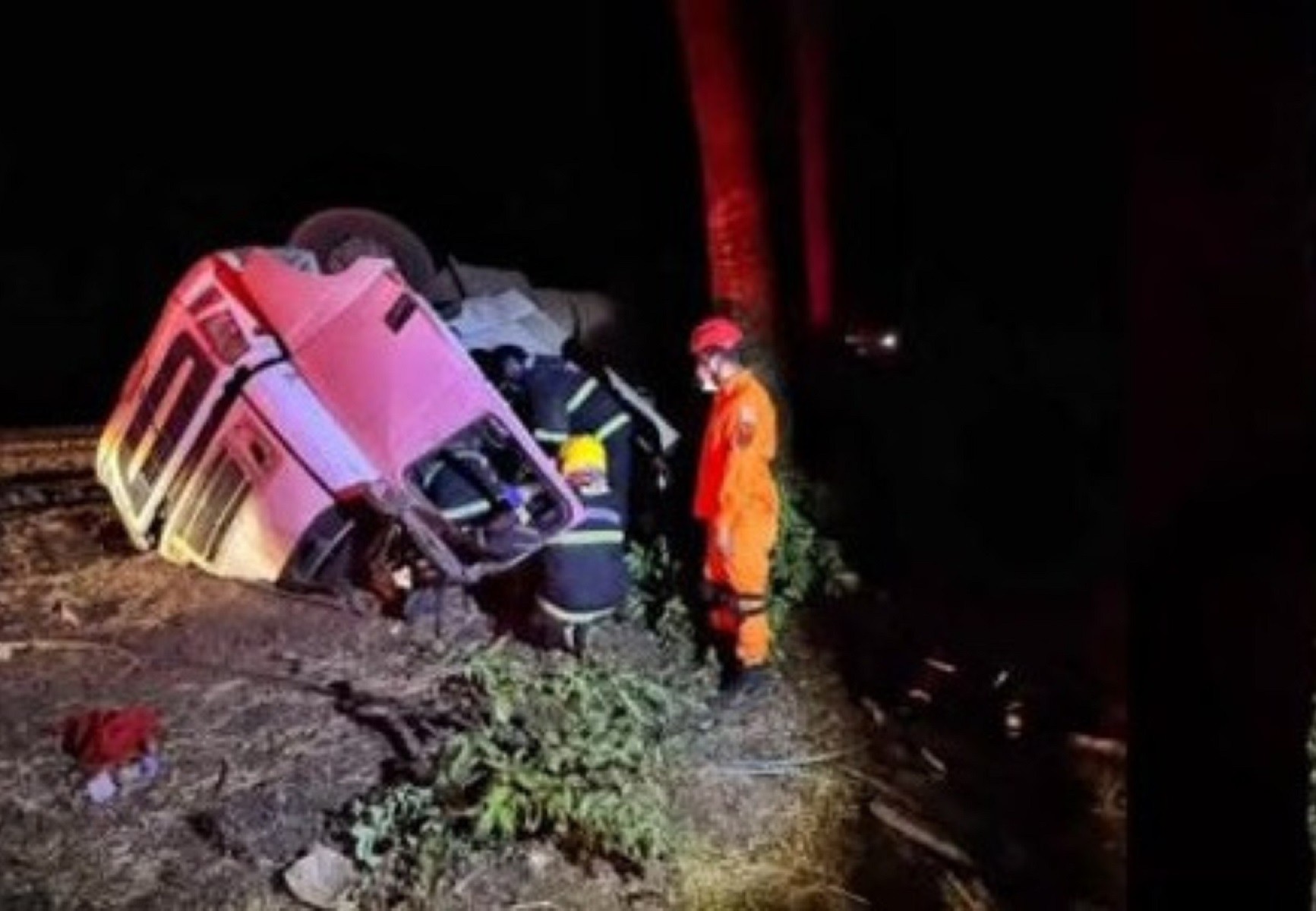 Motorista morre preso às ferragens após caminhão tombar na BR-153