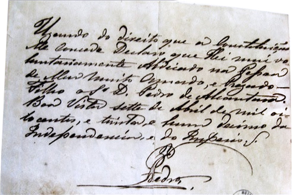 O termo de abdicação de 7 de abril de 1831, em que D. Pedro I "mui voluntariamente" abre mão do trono para seu filho. — Foto: Reprodução/MultiRio