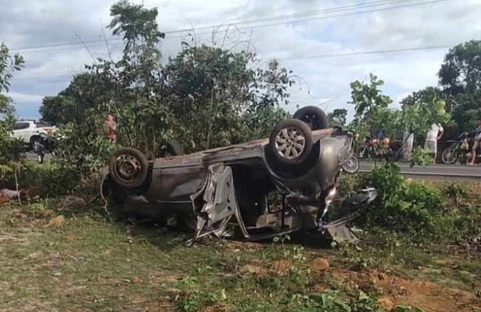 Casal e filho morrem em grave acidente no Piauí; carro capotou e as vítimas foram arremessadas do veículo — Foto: Reprodução