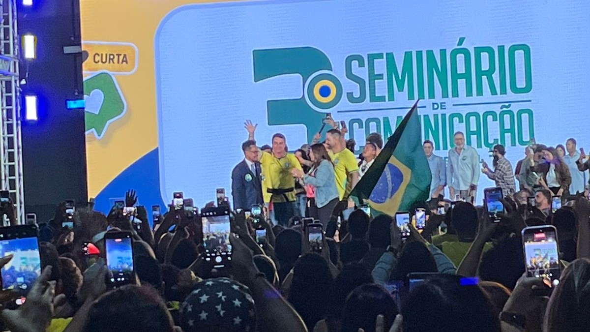 Flávio Bolsonaro diz que vai para os EUA defender o PIX