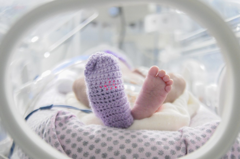 Dispositivo que avalia idade gestacional e maturidade pulmonar de prematuros deve ser feito no pézinho do recém-nascido — Foto: Geovana Albuquerque/Agência Saúde