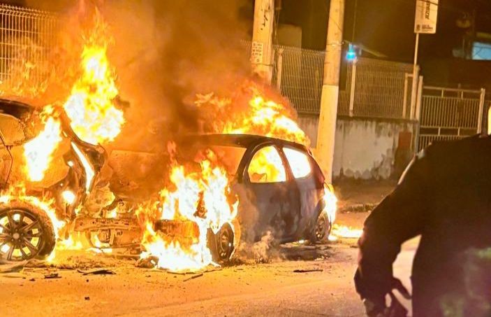 Mulher é detida por dirigir embriagada e provocar acidente em Volta Redonda; carros pegaram fogo
