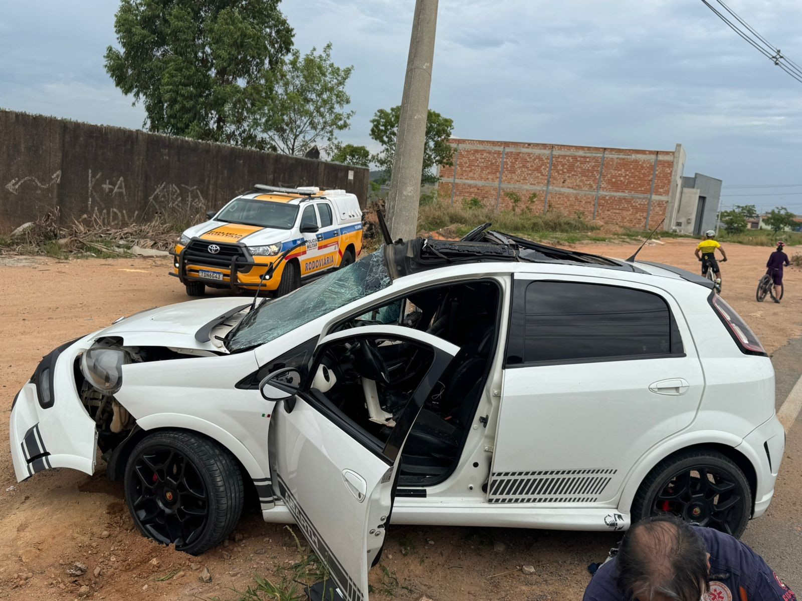 Batida destrói carro, arranca poste e deixa motorista gravemente ferido em Divinópolis