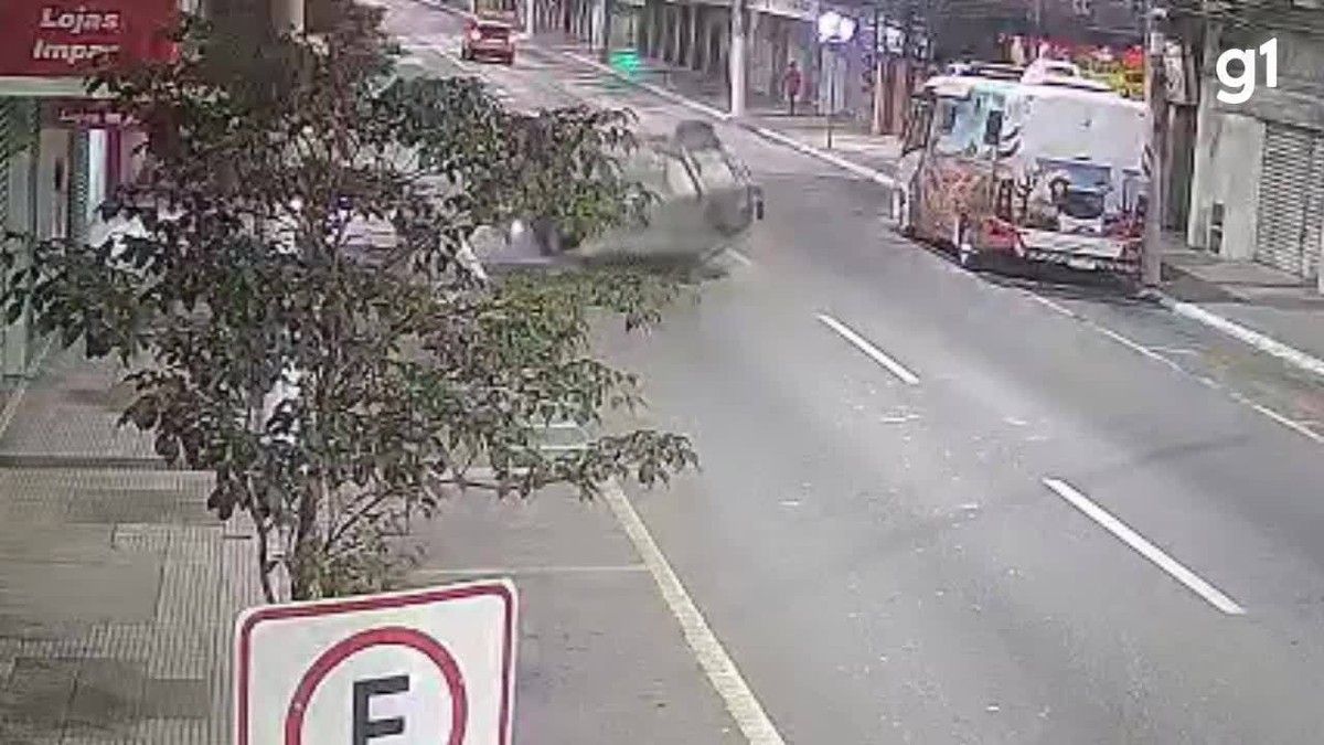 VÍDEO: Carro bate em veículo estacionado e tomba em Volta Redonda