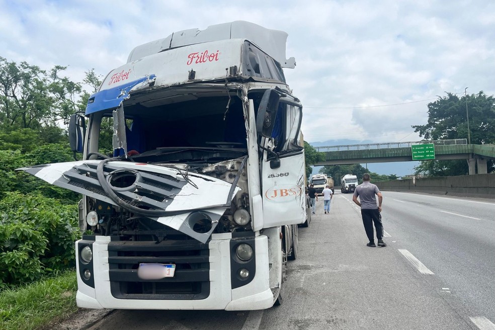 Acidente envolveu três carretas na Via Anchieta, em Cubatão (SP) — Foto: Yasmin Braga/TV Tribuna