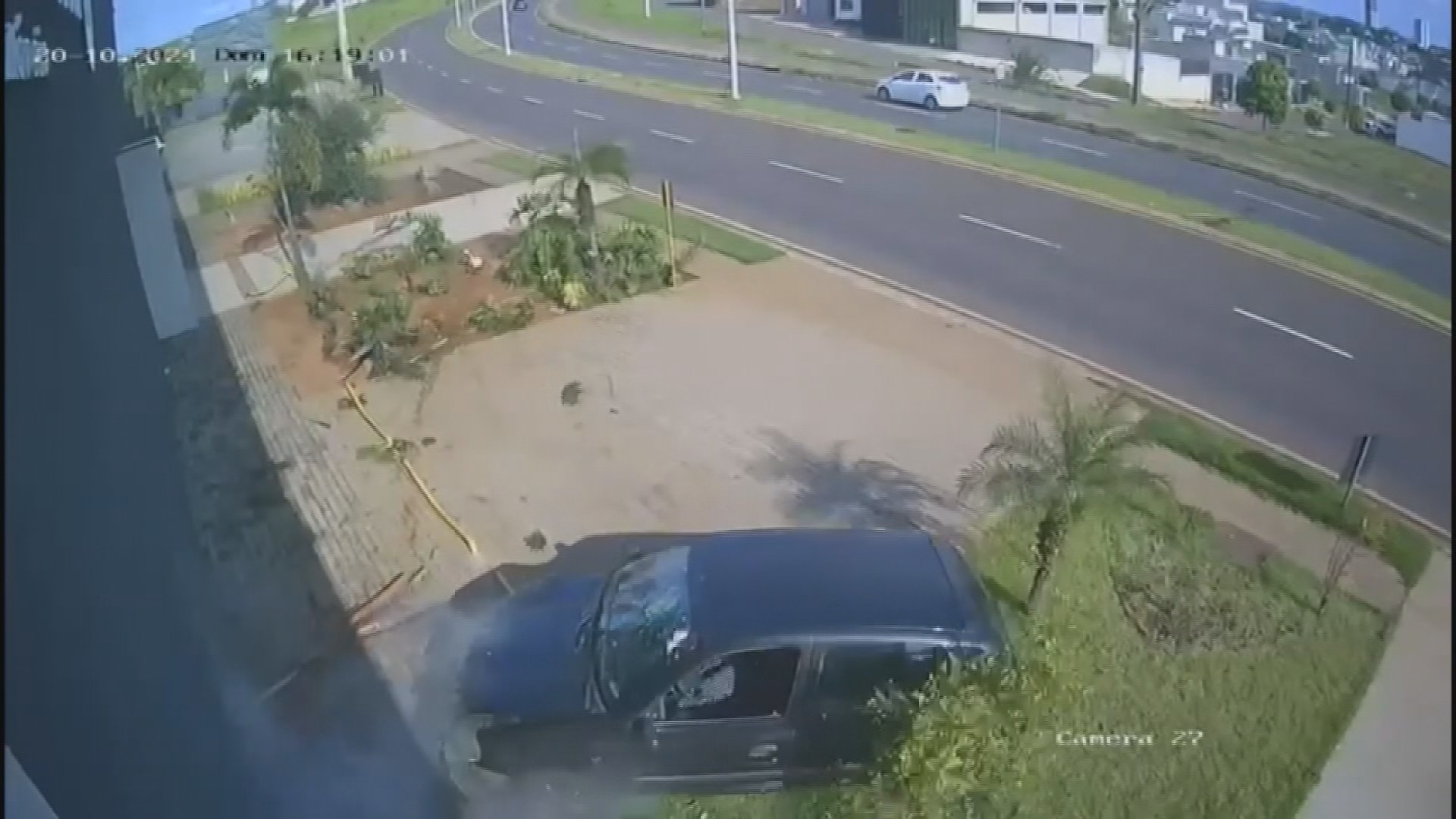 VÍDEO: mulher sem CNH é presa após invadir calçada e bater carro em muro no Paraná