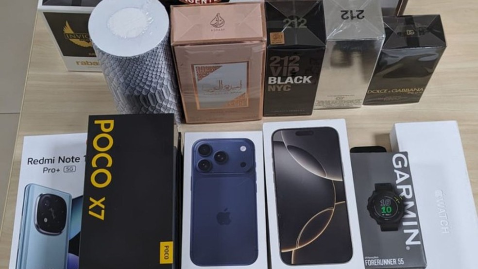 Celulares, relógios e perfumes importados de forma ilegal do Paraguai foram apreendidos no MA — Foto: Divulgação/Polícia Federal