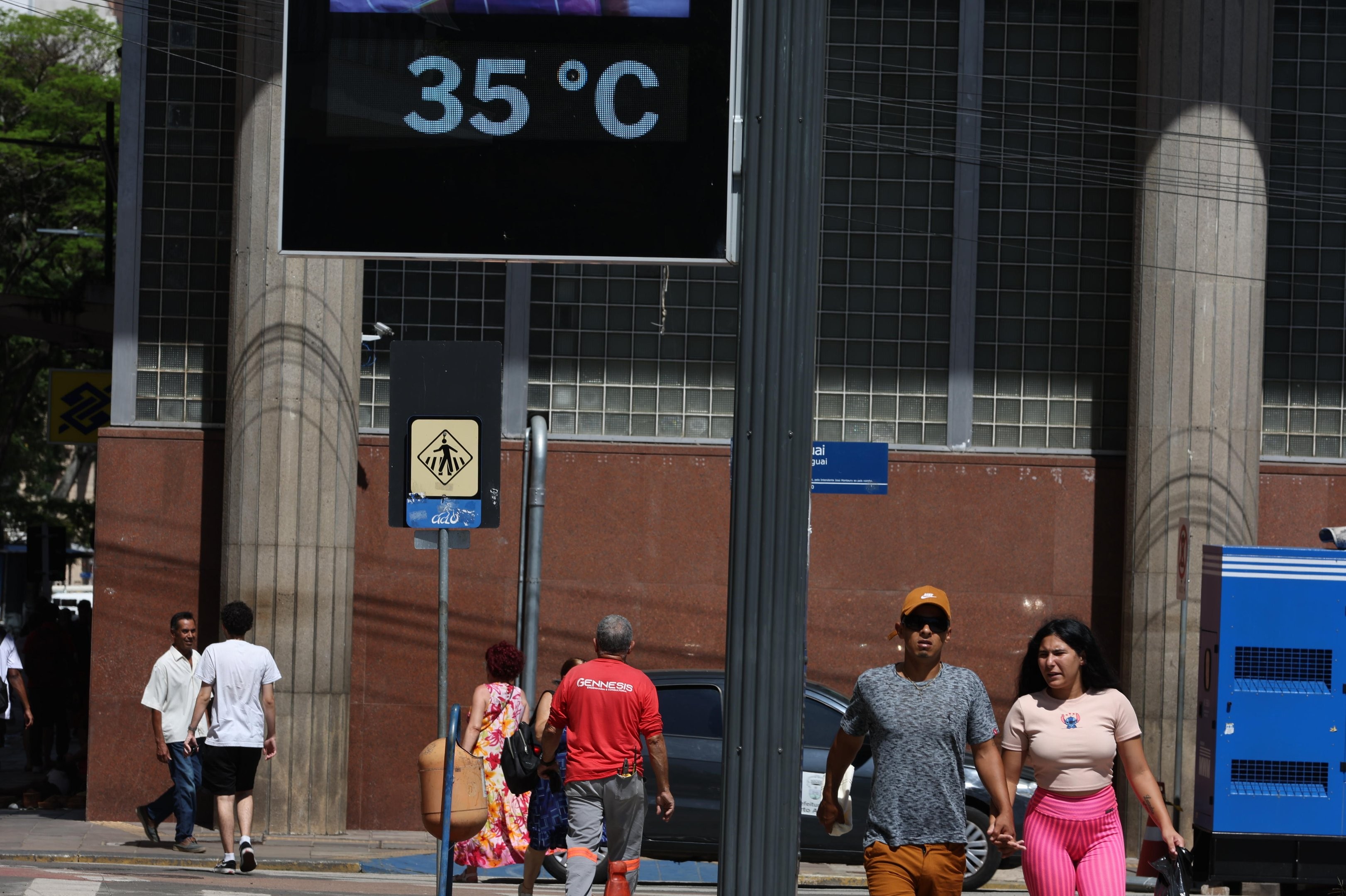 Pelo menos 10 cidades devem passar dos 35ºC no RS nesta segunda; saiba como deve ficar o tempo na última semana do verão