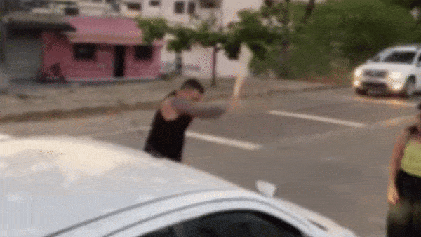 VÍDEO: Homem destrói carro a pauladas após acidente no ES