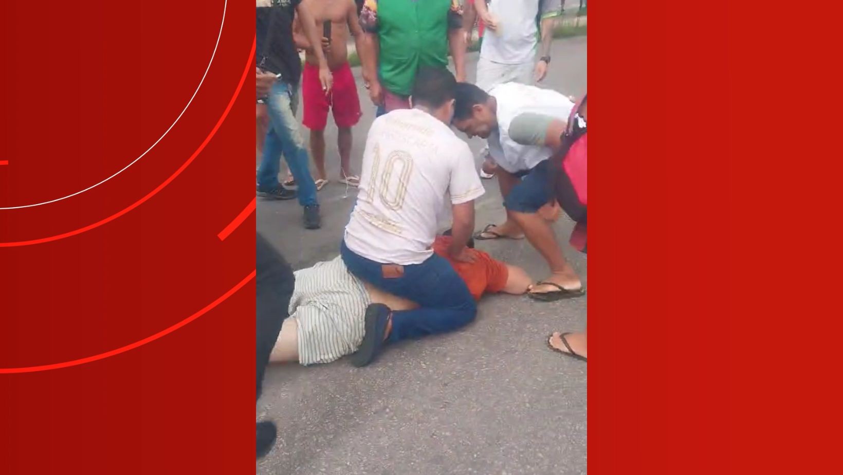 Homem esfaqueia ex-namorada em terminal de ônibus, é agredido e preso em Manaus