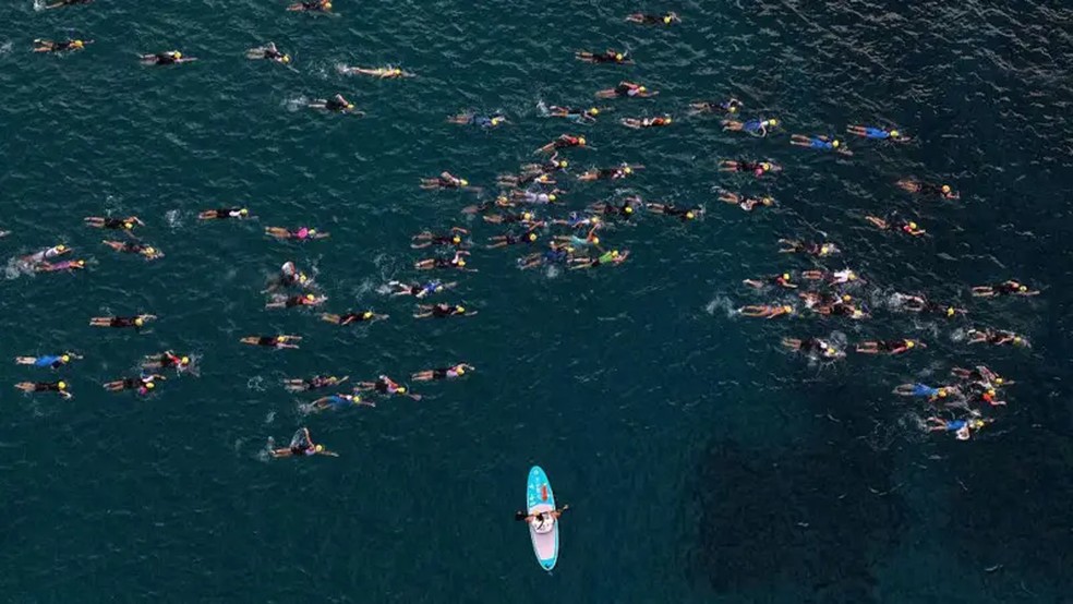A competição inclui um trecho de natação no mar, de 3,8 km — Foto: Getty Images/BBC