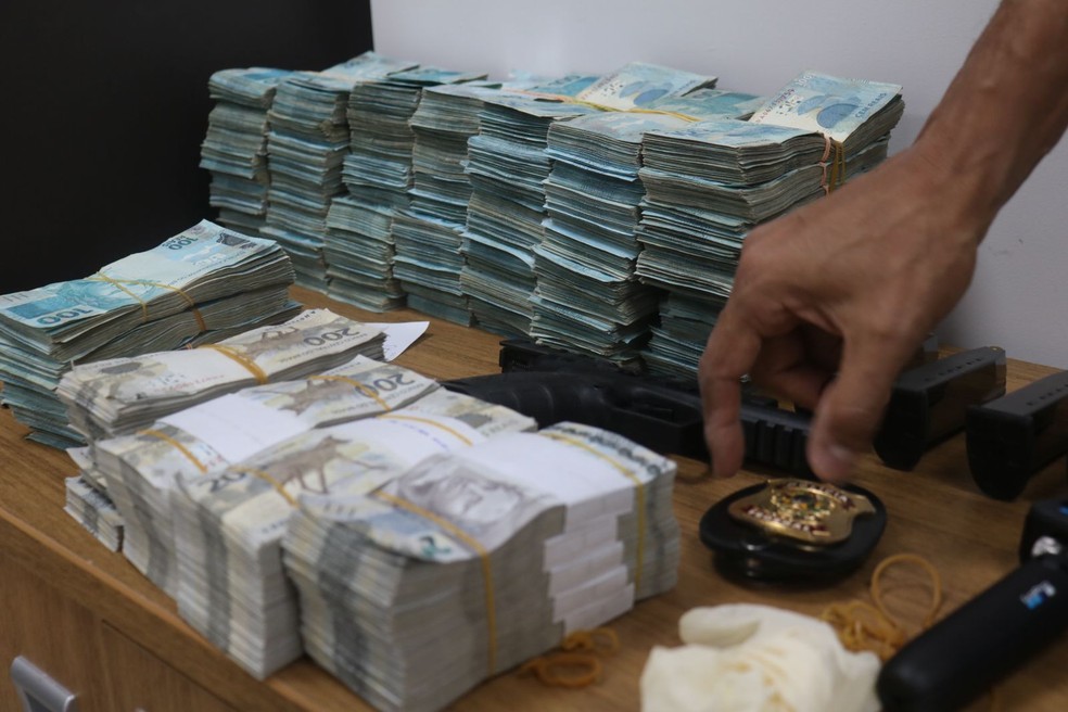 PF apreende mais de R$ 1 milhão no aeroporto. — Foto: Divulgaçã/PF