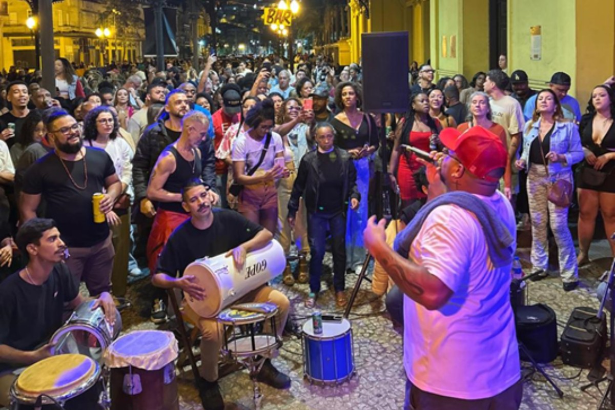 Samba na rua e para todos: projeto democratiza música e tradição das rodas cariocas no Centro de Santos ”