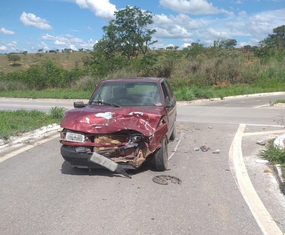 Acidente entre carro e ambulância na BR-494 — Foto: Polícia Militar Rodoviária (PMRv)/Divulgação