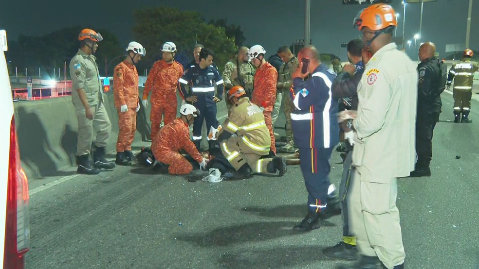 Acidente envolvendo moto e ambulância deixou dois criminosos feridos na Avenida Brasil — Foto: Reprodução/TV Globo