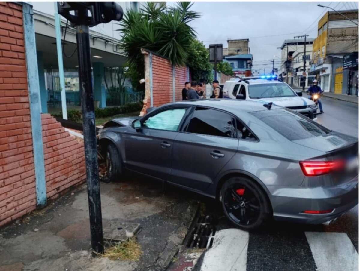Mulher inabilitada e com sinais de embriaguez assume direção de carro ao pegar carona e bate em muro de escola; veja vídeo